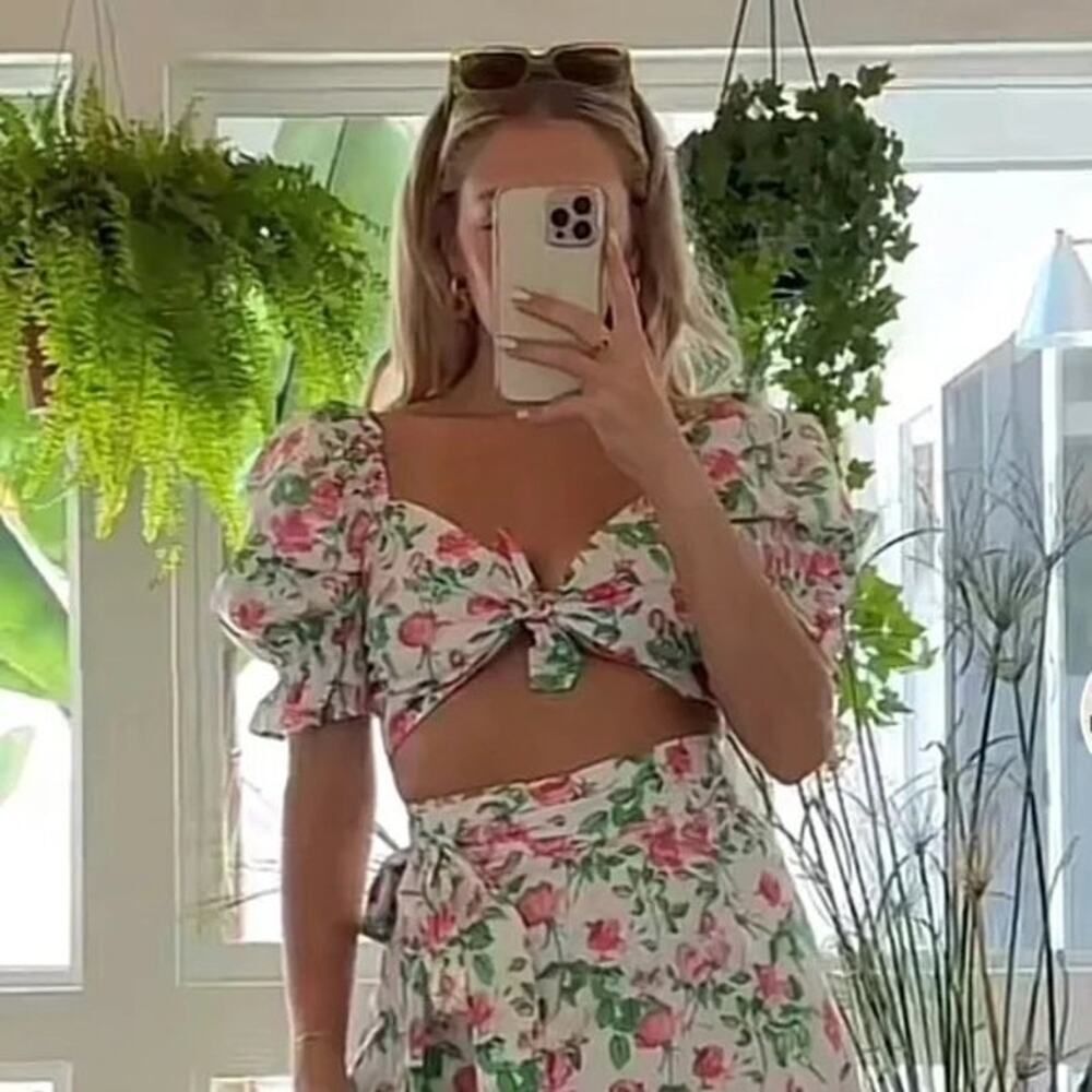 Hill House The Isabella Top in Pink Roses Puff Sleeve Poplin Floral Bow Crop Top